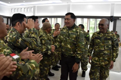 Menteri Pertahanan Sjafrie Sjamsoeddin (keempat kiri) berjabat tangan dengan peserta saat Retret PWI tahun 2026 di Pusat Kompetensi Bela Negara, Rumpin, Bogor, Jawa Barat