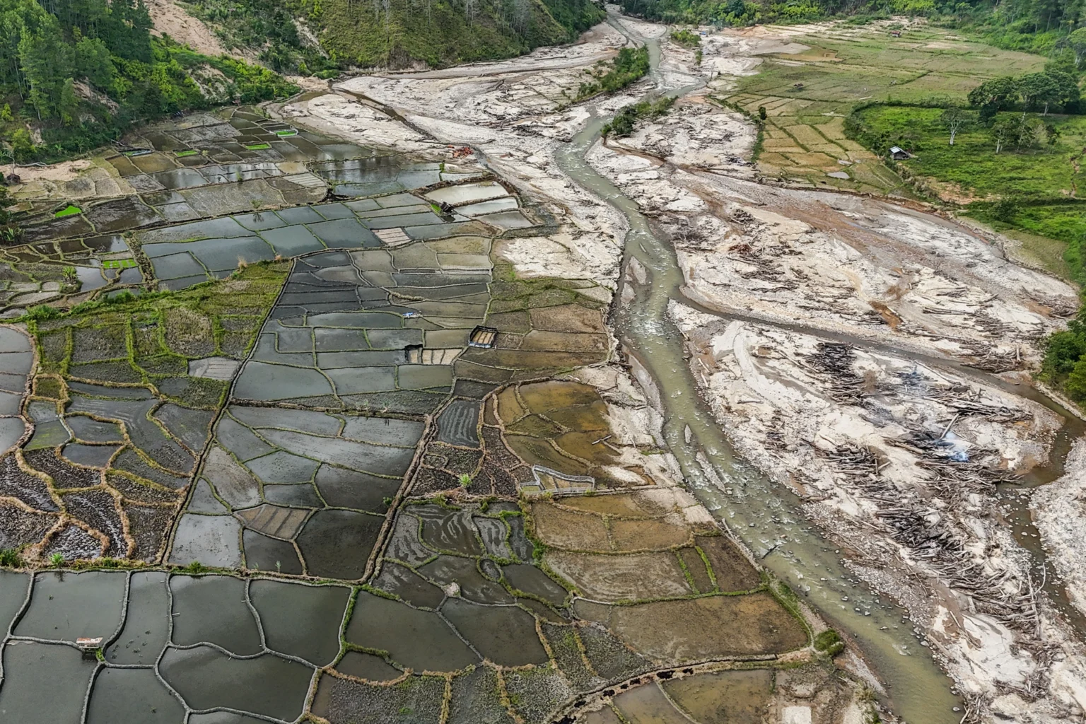 Foto udara kondisi area persawahan yang mengalami kerusakan di Kampung Palok, Kecamatan Blangkejeren, Kabupaten Gayo Lues, Aceh, Kamis (29/1/2026).