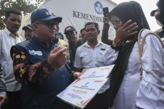 Menteri Pendidikan Dasar dan Menengah (Mendikdasmen) Abdul Mu'ti (kedua kiri) berbincang dengan Kepala Sekolah SD Negeri 9 Tanah Jambo Aye Suryani (kanan) saat meninjau aktivitas belajar mengajar di tenda darurat di Desa Lueng Tuha, Kecamatan Tanah Jambo Aye, Aceh Utara, Aceh