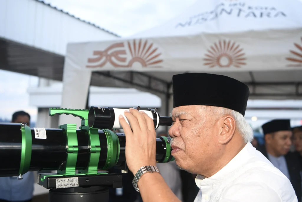 Kepala Otorita Ibu Kota Nusantara (OIKN) Basuki Hadimuljono mengamati hilal menggunakan teleskop saat pelaksanaan rukyatul hilal di Rusun ASN 1 di Kawasan Inti Pusat Pemerintahan (KIPP) di IKN, Penajam Paser Utara, Kalimantan Timur, Selasa (17/2/2026).
