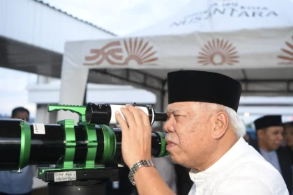 Kepala Otorita Ibu Kota Nusantara (OIKN) Basuki Hadimuljono mengamati hilal menggunakan teleskop saat pelaksanaan rukyatul hilal di Rusun ASN 1 di Kawasan Inti Pusat Pemerintahan (KIPP) di IKN, Penajam Paser Utara, Kalimantan Timur, Selasa (17/2/2026).