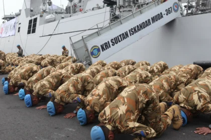 Sejumlah personel TNI AL dari Satuan Tugas Maritime Task Force (MTF) TNI Kontingen Garuda XXVIII-P/UNIFIL bersujud syukur usai turun dari KRI Sultan Iskandar Muda-367 setibanya di Koarmada II, Surabaya, Jawa Timur