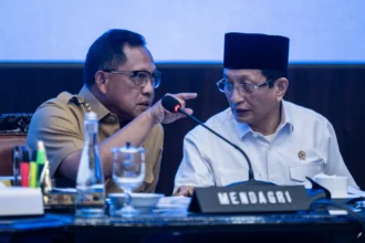 Menteri Dalam Negeri Tito Karnavian (kiri) berbincang dengan Menteri Agama Nasaruddin Umar (kanan) saat Rapat Koordinasi (Rakor) Satuan Tugas (Satgas) Percepatan Rehabilitasi dan Rekontruksi Pascabencana wilayah Sumatera di Kantor Kemendagri