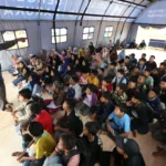 Guru mengajar di sekolah darurat bantuan Human Initiative di posko pengungsian Desa Durian, Aceh Tamiang, Aceh