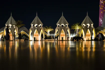 Umat Islam berjalan sebelum mengikuti Shalat Tarawih di Masjid Al Jabbar, Bandung, Jawa Barat