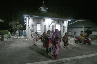 Shalat Tarawih perdana di Mushala Al-Hidayah hunian sementara (huntara) Kayu Pasak, Palembayan, Agam, Sumatera Barat