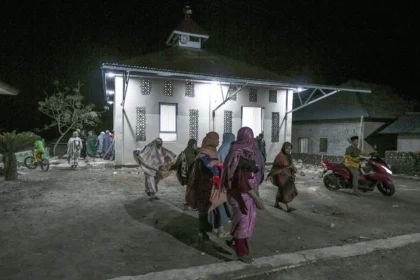 Shalat Tarawih perdana di Mushala Al-Hidayah hunian sementara (huntara) Kayu Pasak, Palembayan, Agam, Sumatera Barat