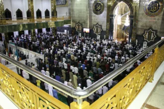 Umat Islam melaksanakan Shalat Tarawih pertama di Masjid Raya Darussalam, Palangka Raya, Kalimantan Tengah