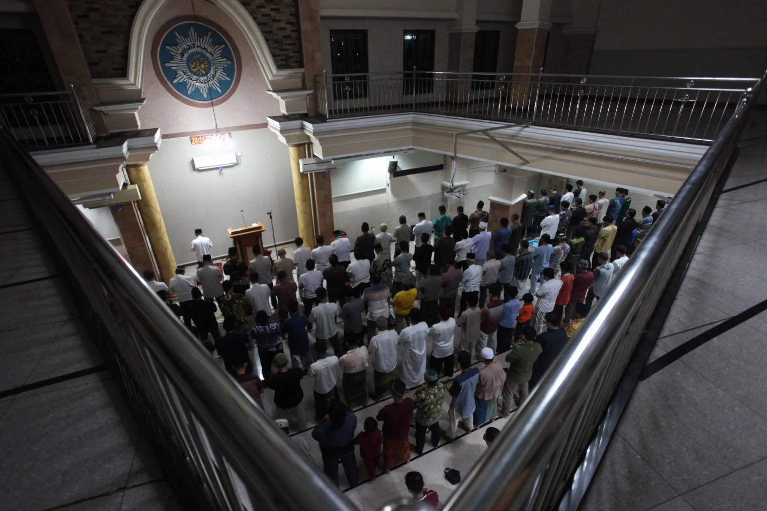 Umat Islam melaksanakan shalat tarawih di Masjid Jenderal Sudirman, Jalan Dharmawangsa, Surabaya, Jawa Timur