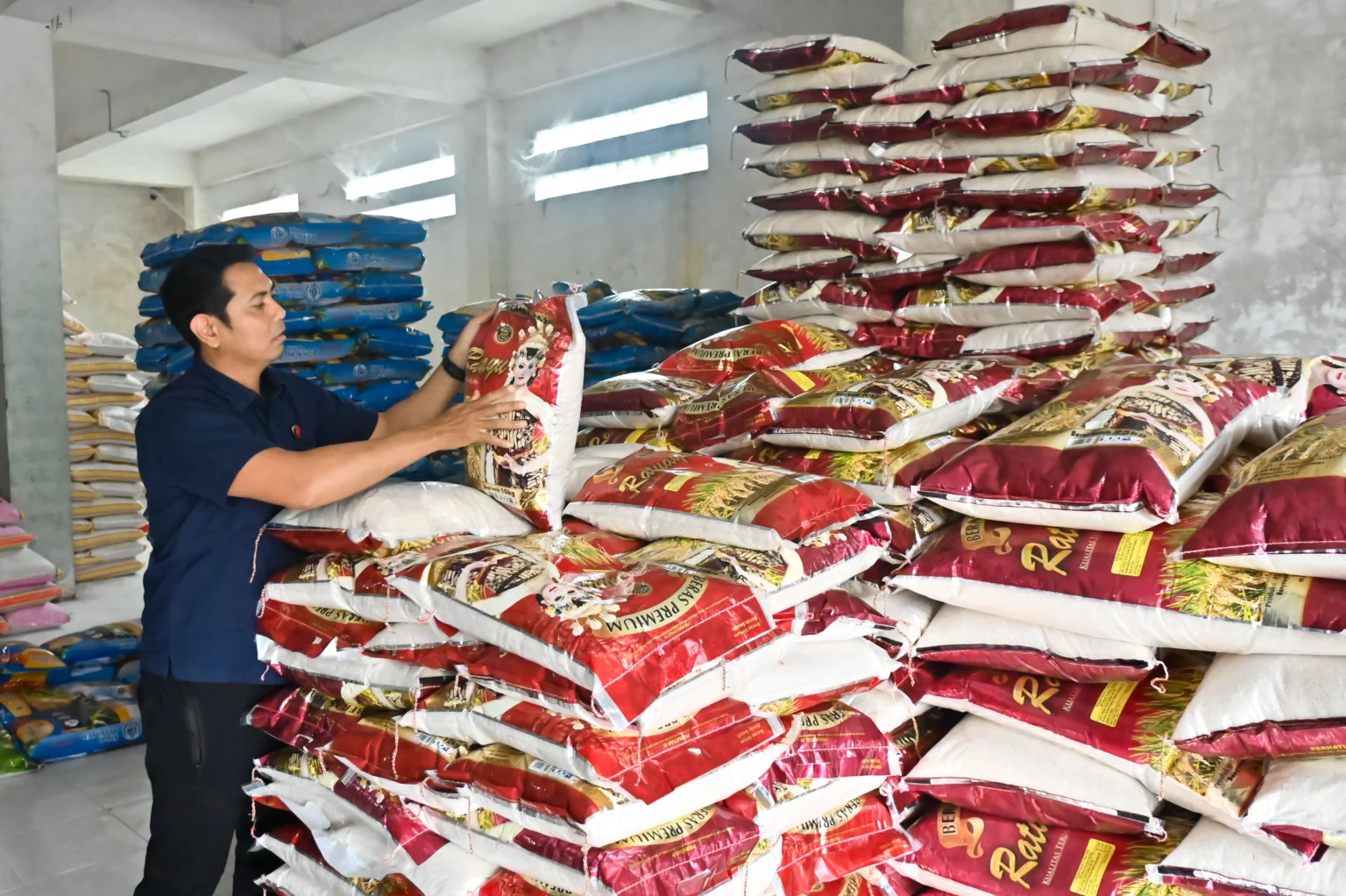 Petugas memeriksa beras kemasan saat melakukan sidak pangan di Denpasar, Bali, Kamis (12/2/2026). (Sumber: Antara Foto/Fikri Yusuf/bar)