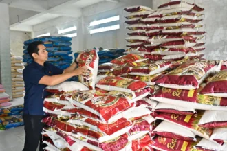 Petugas memeriksa beras kemasan saat melakukan sidak pangan di Denpasar, Bali, Kamis (12/2/2026). (Sumber: Antara Foto/Fikri Yusuf/bar)