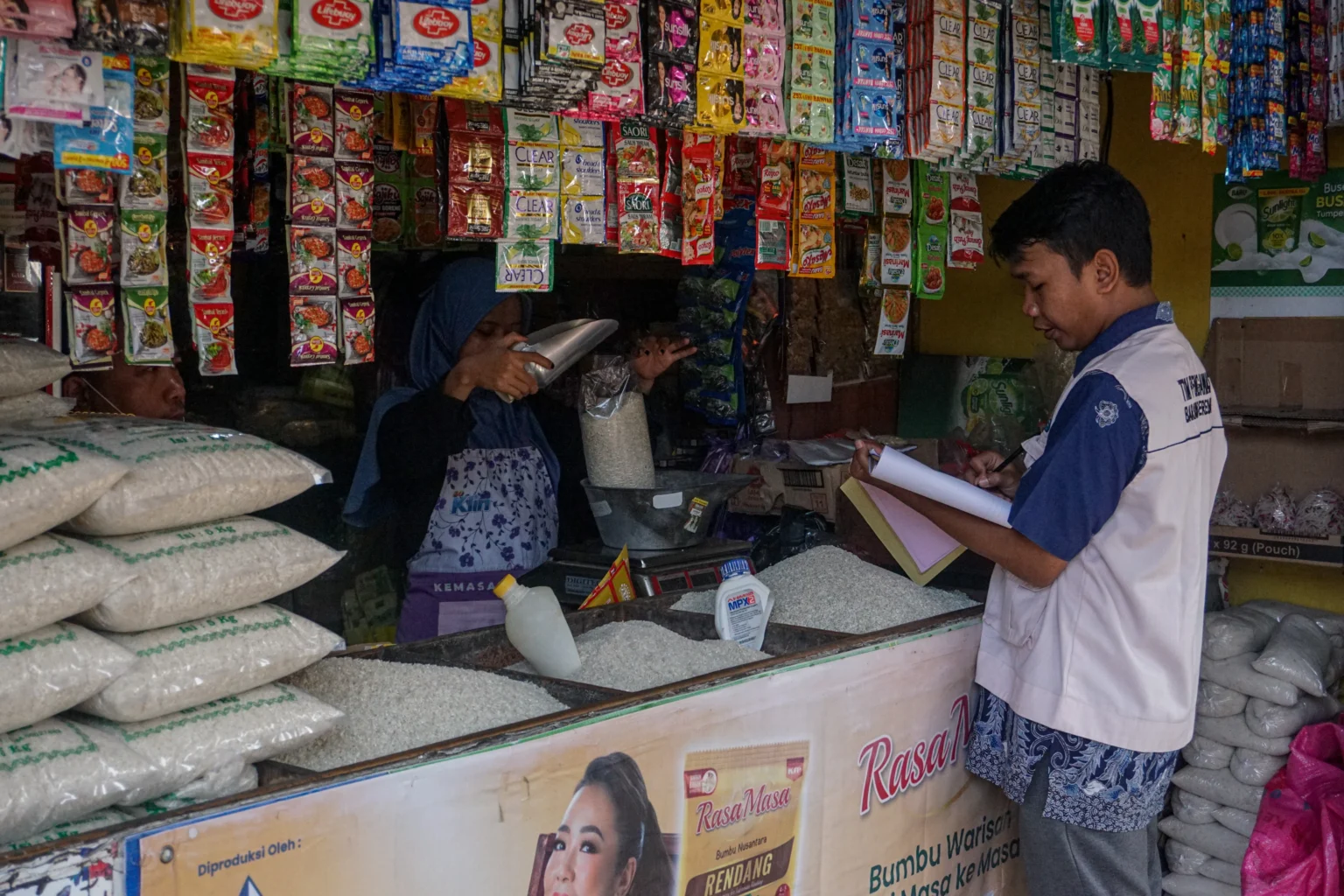 Petugas Tim Pengawas Barang Beredar melakukan pendataan barang sembako saat sidak harga sembako di Pasar Grogolan, Kota Pekalongan, Jawa Tengah, Kamis (12/2/2026).