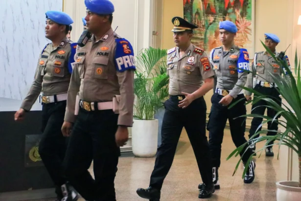 Mantan Kapolres Bima Kota AKBP Didik Putro Kuncoro (tengah) berjalan keluar dari ruang sidang usai mengikuti Sidang Komisi Kode Etik Polri (KKEP) terkait kasus pemilikan narkoba di Gedung Transnational Crime Center (TNCC) Mabes Polri Jakarta