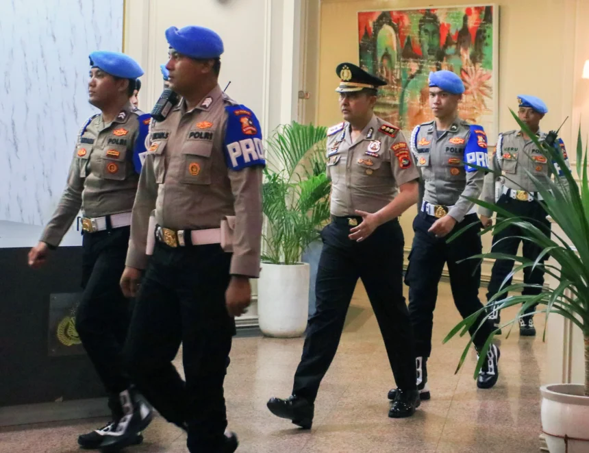 Mantan Kapolres Bima Kota AKBP Didik Putro Kuncoro (tengah) berjalan keluar dari ruang sidang usai mengikuti Sidang Komisi Kode Etik Polri (KKEP) terkait kasus pemilikan narkoba di Gedung Transnational Crime Center (TNCC) Mabes Polri Jakarta