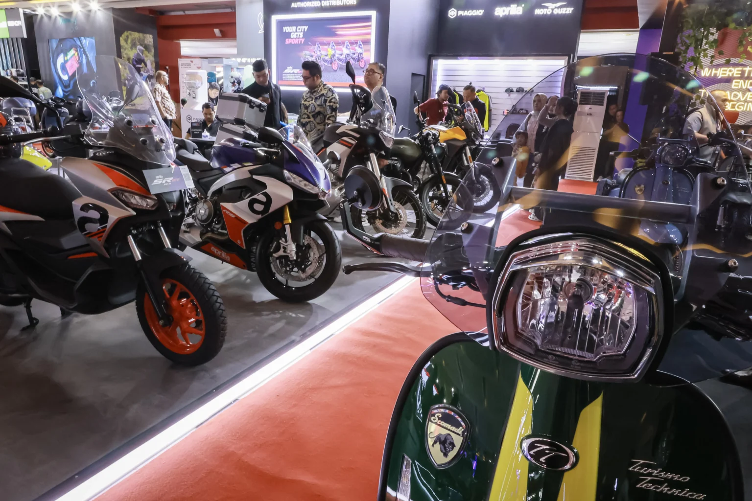 Pengunjung mengamati motor yang dipajang di salah satu stan pada Indonesia International Motor Show (IIMS) 2026 di JIExpo Kemayoran, Jakarta, Kamis (5/2/2026).