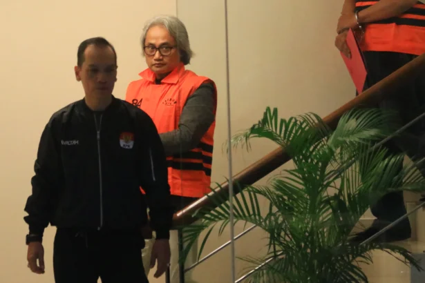 Tersangka kasus dugaan tindak pidana korupsi dalam restitusi pajak di lingkungan Kantor Pelayanan Pajak (KPP) Madya Banjarmasin Mulyono Purwo Wijoyo (kedua kiri) menggunakan rompi tahanan usai menjalani pemeriksaan di Gedung Merah Putih KPK, Jakarta, Kamis (5/2/2026).