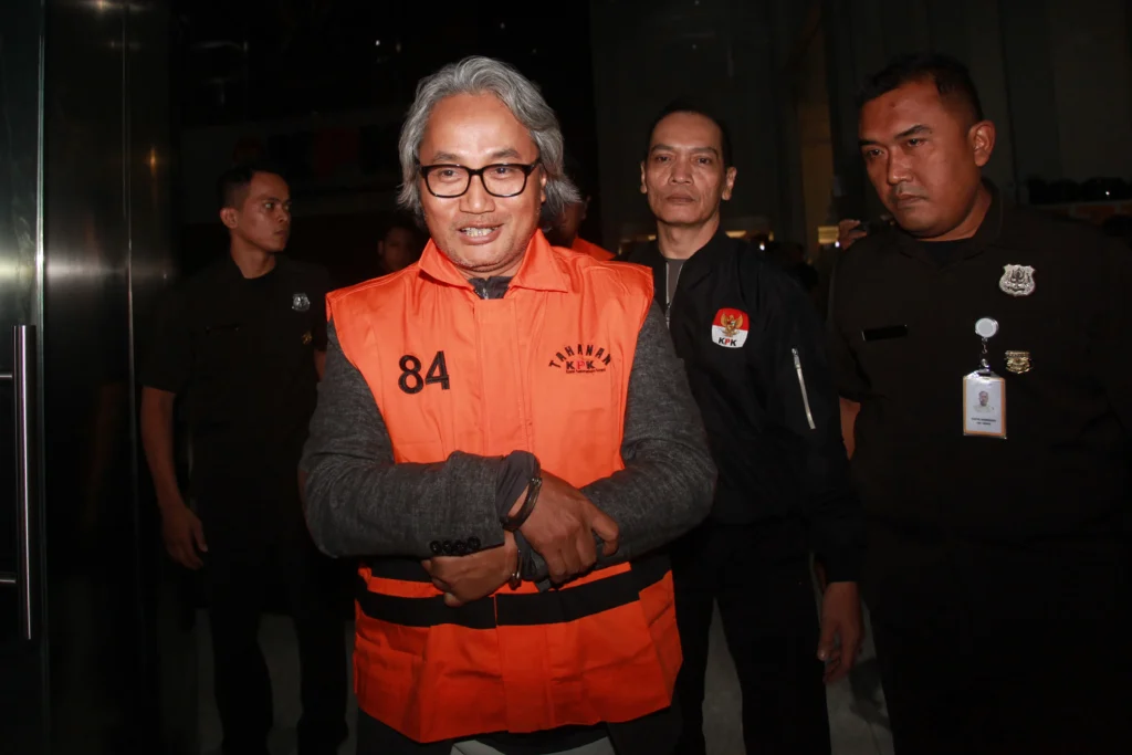 KPK menetapkan Kepala KPP Madya Banjarmasin tersebut sebagai tersangka dan menyita barang bukti senilai Rp1,5 miliar yang terdiri atas uang dan sejumlah bukti transaksi atau pemakaian dalam operasi tangkap tangan (OTT) di lingkungan Kantor Pelayanan Pajak (KPP) Madya Banjarmasin, Kalimantan Selatan. (Sumber: Antara Foto/Reno Esnir/fzn/foc)