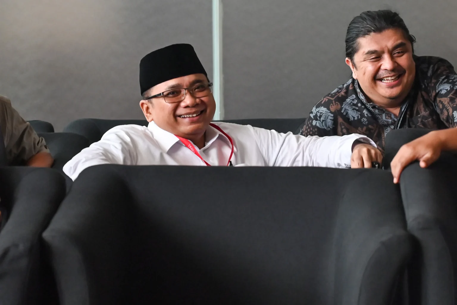 Tersangka kasus dugaan korupsi kuota haji dan penyelenggaraan ibadah haji Yaqut Cholil Qoumas (kiri) bersiap mengikuti pemeriksaan di Gedung Merah Putih KPK, Jakarta. (Sumber: Antara Foto/Fakhri Hermansyah/foc)