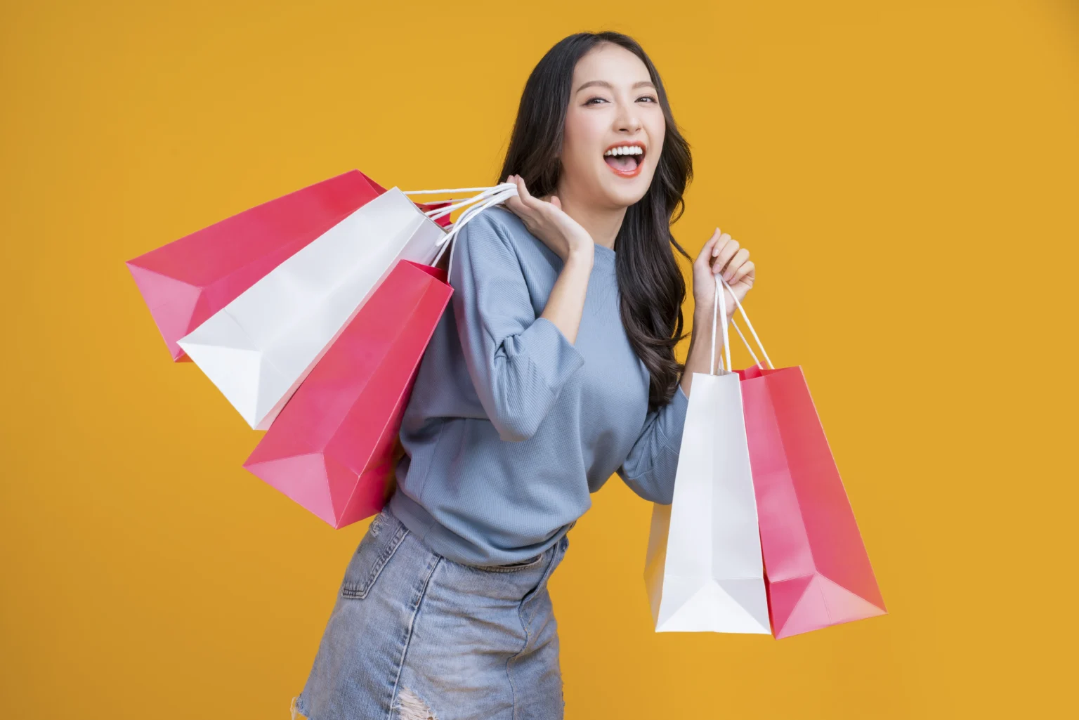 Ilustrasi wanita membawa belanjaan