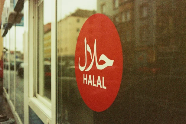 Ilustrasi Sertifikat Halal. (Sumber: Unsplash/Markus Spiske)