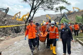 Petugas mengevakuasi korban longsor tumpukan sampah di Bantargebang, Kota Bekasi, Jawa Barat, Senin, 9 Maret 2026.
