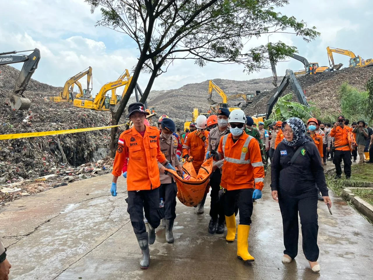 Petugas mengevakuasi korban longsor tumpukan sampah di Bantargebang, Kota Bekasi, Jawa Barat, Senin, 9 Maret 2026.