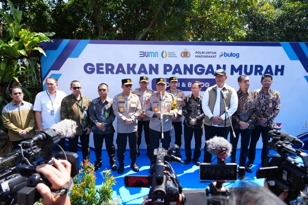 Direktur Utama Perum Bulog Ahmad Rizal Ramdhani dan Wakapolri Komjen Pol Dedi Prasetyo dalam Gerakan Pangan Murah, Jumat, 13 Maret 2026, di Kompleks Bulog Kanwil Jakarta.