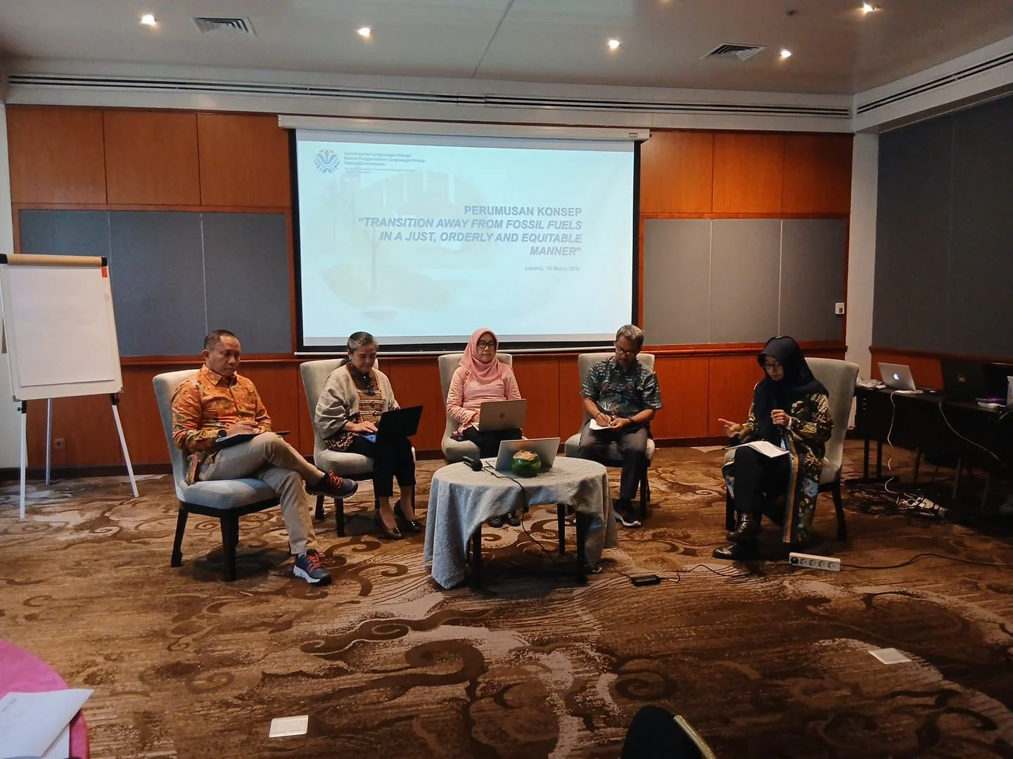 Kementerian Lingkungan Hidup, pakar, dan perwakilan organisasi sipil mengadakan diskusi penyusunan Peta Jalan sebagai komitmen iklim internasional.