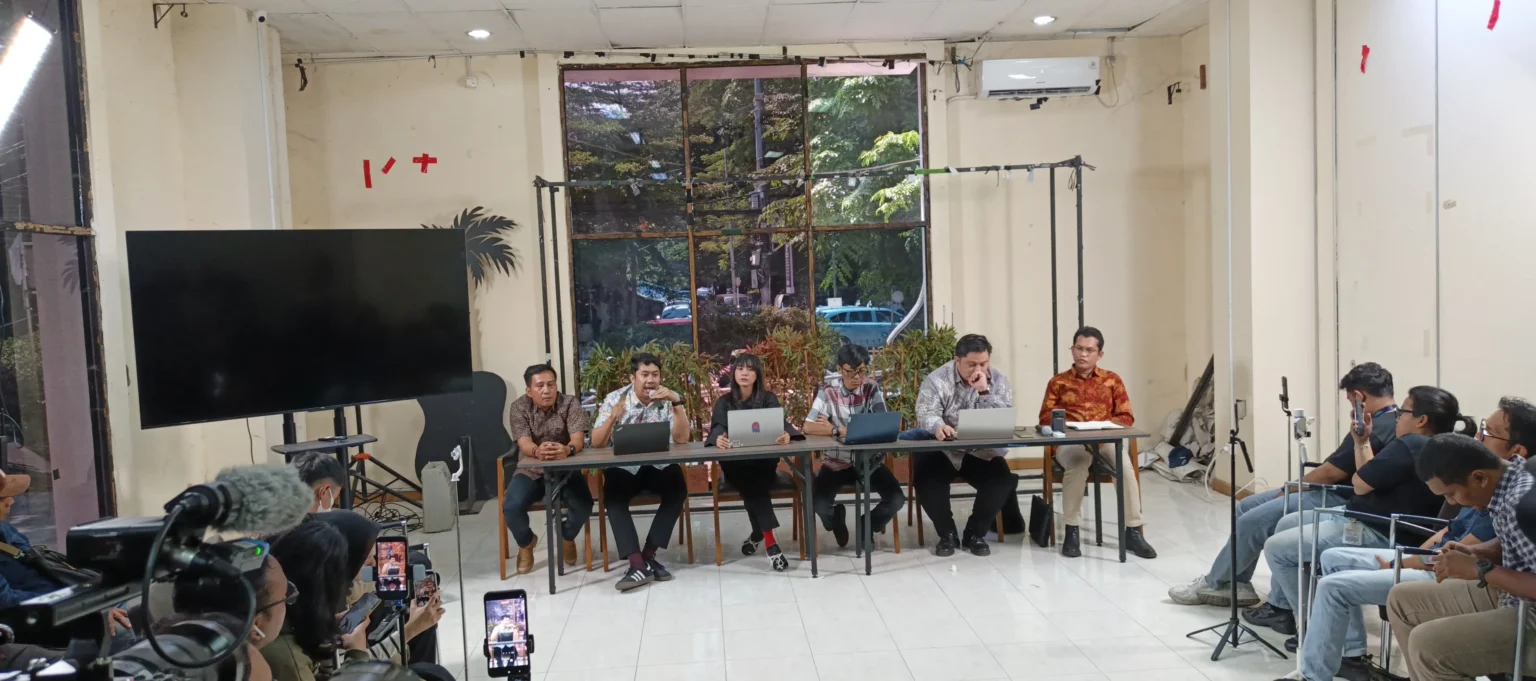 Tim Advokasi untuk Demokrasi (TAUD) memberikan pembaruan kondisi Wakil Koordinator Kontras Andrie Yunus setelah disiram air keras, di kantor YLBHI