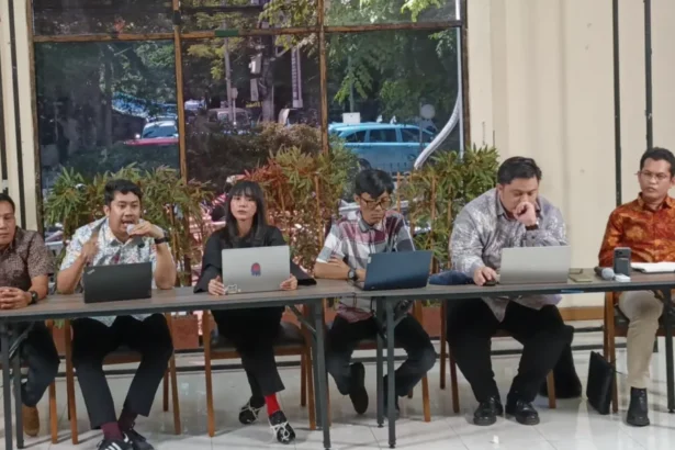 Tim Advokasi untuk Demokrasi (TAUD) memberikan pembaruan kondisi Wakil Koordinator Kontras Andrie Yunus setelah disiram air keras, di kantor YLBHI