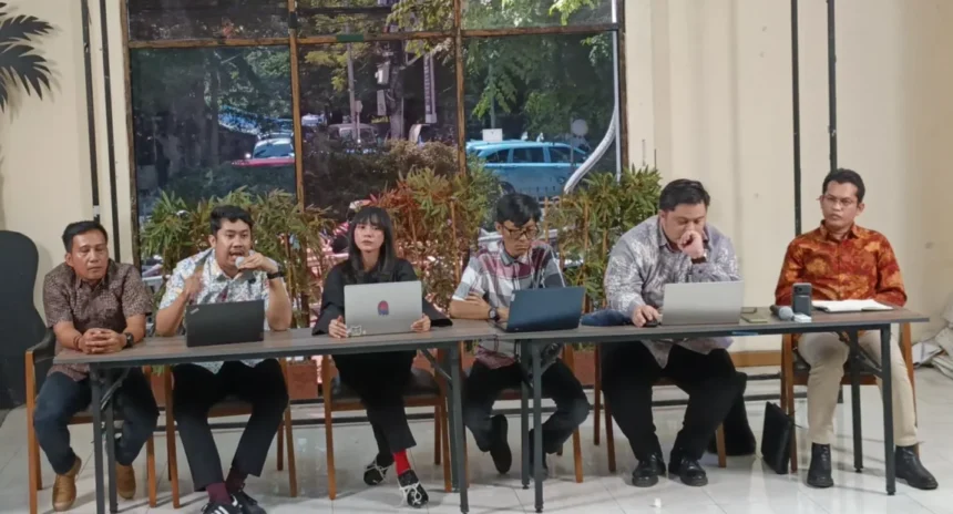 Tim Advokasi untuk Demokrasi (TAUD) memberikan pembaruan kondisi Wakil Koordinator Kontras Andrie Yunus setelah disiram air keras, di kantor YLBHI