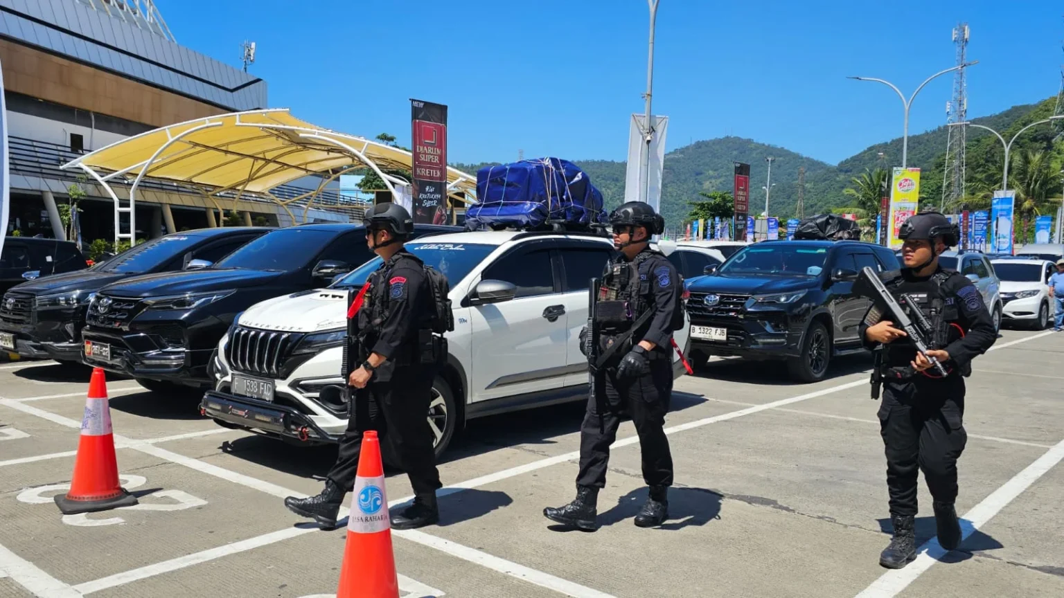 Gegana Satbrimob Polda Banten memperketat sistem pengamanan di Pelabuhan Merak, Cilegon, Banten, guna memastikan jalur penyeberangan Merak-Bakauheni aman, Selasa, 17 Maret 2026