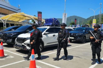 Gegana Satbrimob Polda Banten memperketat sistem pengamanan di Pelabuhan Merak, Cilegon, Banten, guna memastikan jalur penyeberangan Merak-Bakauheni aman, Selasa, 17 Maret 2026