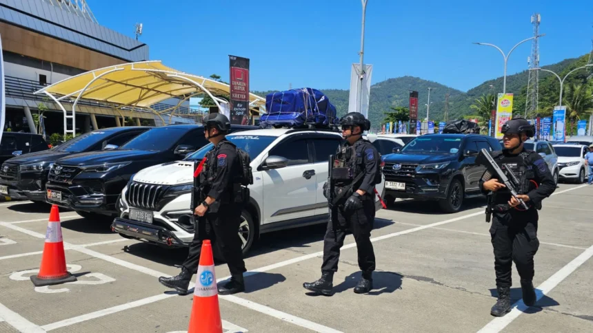 Gegana Satbrimob Polda Banten memperketat sistem pengamanan di Pelabuhan Merak, Cilegon, Banten, guna memastikan jalur penyeberangan Merak-Bakauheni aman, Selasa, 17 Maret 2026