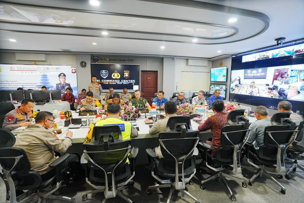 Kapolri Jenderal Listyo Sigit Prabowo meninjau pusat wisata sekaligus memantau persiapan pengamanan arus balik di Command Center ITDC, Nusa Dua, Bali, Selasa, 24 Maret 2026.