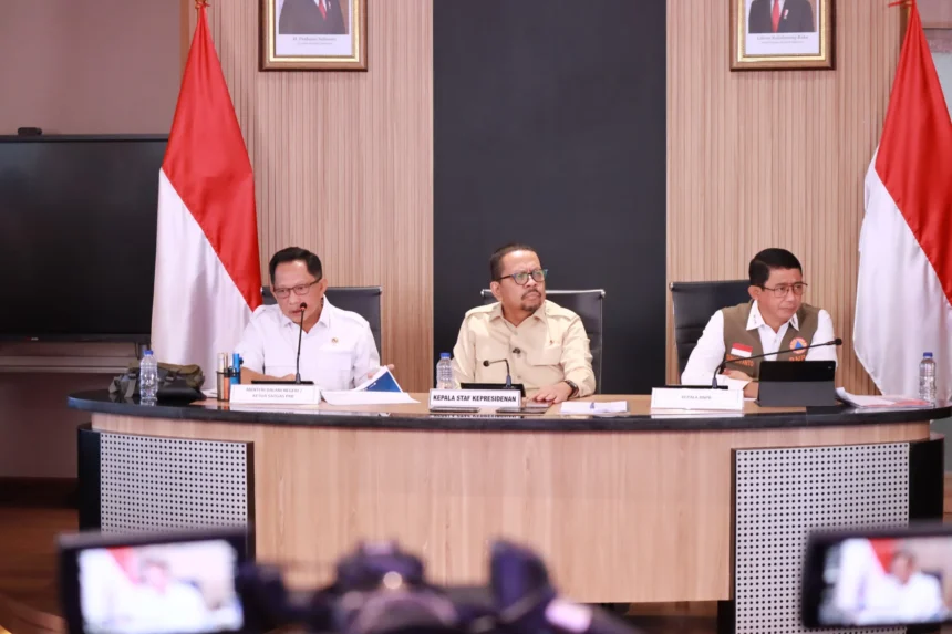 Konferensi Pers 'Percepatan Rehabilitasi dan Rekonstruksi Pascabencana Sumatra' bersama Menteri Dalam Negeri Tito Karnavian, Kepala BNPB Letjen TNI Suharyanto dan Kepala Kantor Staf Kepresidenan Muhammad Qodari di Bina Graha Jakarta, 25 Maret 2026.