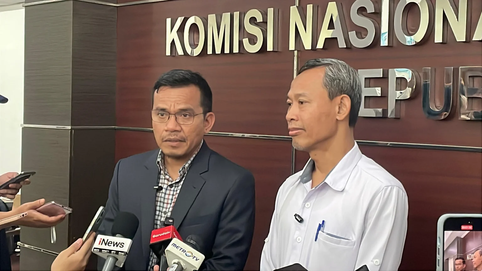 Komisioner Komnas HAM Saurlin Siagian dan Pramono Ubaid Tanthowi memberikan keterangan pers setelah memeriksa Direktur Reserse Kriminal Umum Polda Metro Jaya dalam kasus penyerangan terhadap Wakil Koordinator Kontras Andrie Yunus, Senin, 30 Maret 2026.