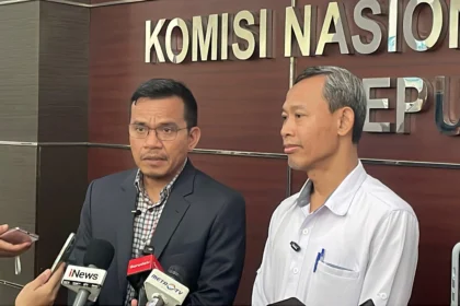 Komisioner Komnas HAM Saurlin Siagian dan Pramono Ubaid Tanthowi memberikan keterangan pers setelah memeriksa Direktur Reserse Kriminal Umum Polda Metro Jaya dalam kasus penyerangan terhadap Wakil Koordinator Kontras Andrie Yunus, Senin, 30 Maret 2026.