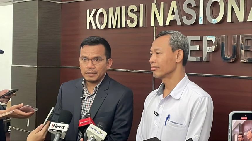 Komisioner Komnas HAM Saurlin Siagian dan Pramono Ubaid Tanthowi memberikan keterangan pers setelah memeriksa Direktur Reserse Kriminal Umum Polda Metro Jaya dalam kasus penyerangan terhadap Wakil Koordinator Kontras Andrie Yunus, Senin, 30 Maret 2026.