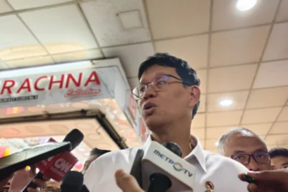 Menteri Keuangan Purbaya Yudhi Sadewa di Pasar Tanah Abang.(sumber: Owrite/Anisa Aulia)