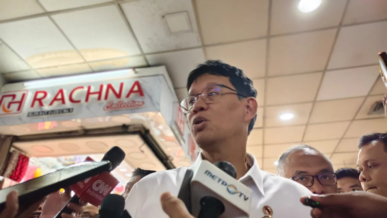 Menteri Keuangan Purbaya Yudhi Sadewa di Pasar Tanah Abang.(sumber: Owrite/Anisa Aulia)