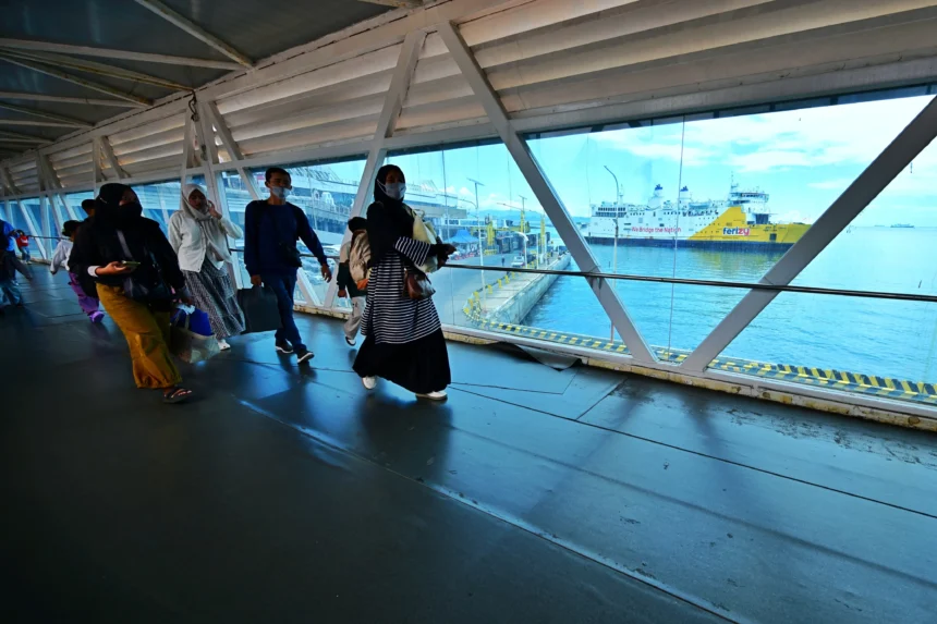 Ilustrasi penumpang melalui kapal penyebrangan ASDP