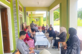 Pertemuan jajaran LPSK dan Pemohon perlindungan kasus kematian Arianto Tawakkal di Tual, Maluku.