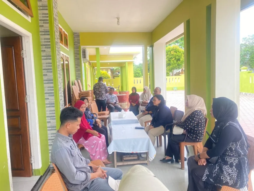 Pertemuan jajaran LPSK dan Pemohon perlindungan kasus kematian Arianto Tawakkal di Tual, Maluku.