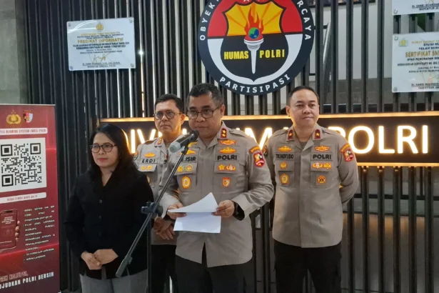 Kadiv Humas mabes polri, Irjen Pol Jhonny Eddizon Isir mengatakan Kapolri Jenderal Listyo Sigit Prabowo mengatensi kasus penyiraman air keras Wakil Koordinator Kontras Andrie Yunus