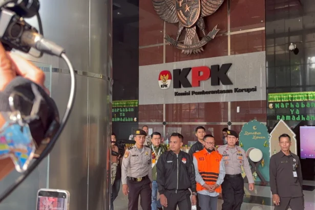 Gus Alex resmi mengenakan rompi tahanan KPK kasus korupsi kuota haji tambahan Kemenag 2023-2024