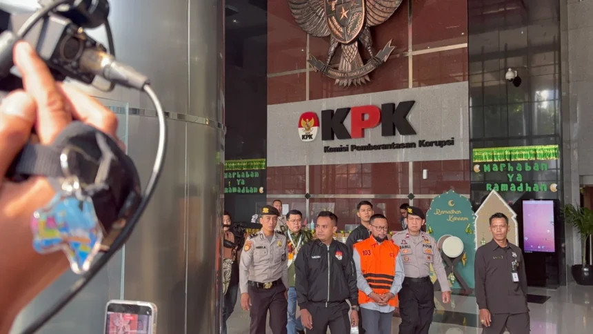 Gus Alex resmi mengenakan rompi tahanan KPK kasus korupsi kuota haji tambahan Kemenag 2023-2024