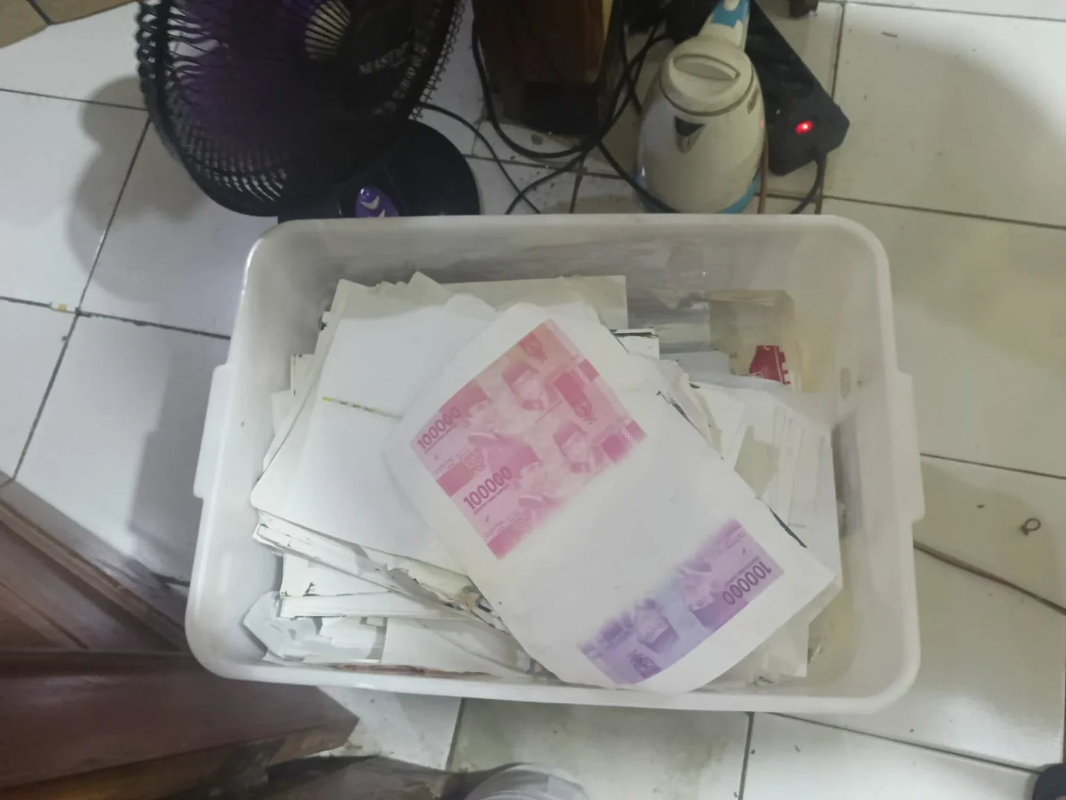 Penampakan uang palsu siap edar saat Hari Raya Lebaran 2026