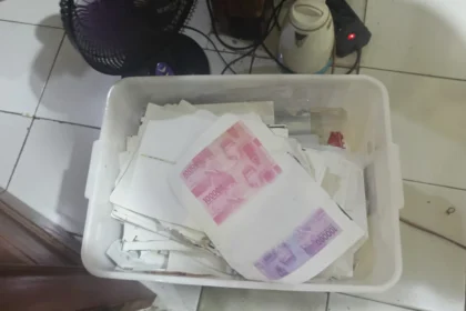 Penampakan uang palsu siap edar saat Hari Raya Lebaran 2026
