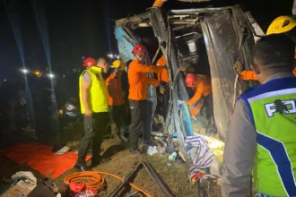 Kondisi bus PO Zentrum MK usai kecelakaan di Tol Pejagan–Pemalang pada Selasa malam, 17 Maret 2026. (Foto: Humas Polres Brebes)